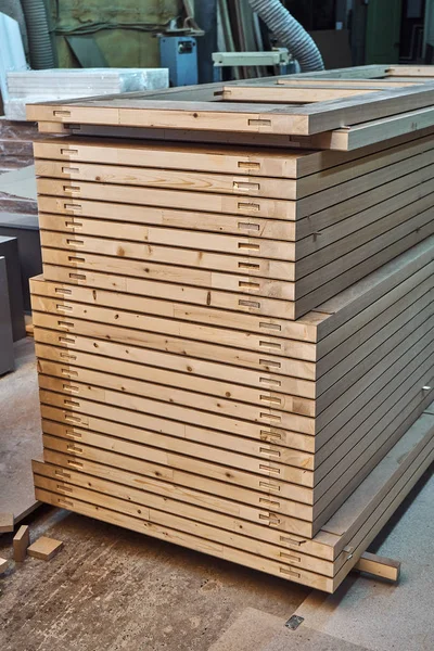 Schreinerei. Herstellungsprozess von Holztüren. Türblätter gestapelt. Möbelherstellung. — Stockfoto