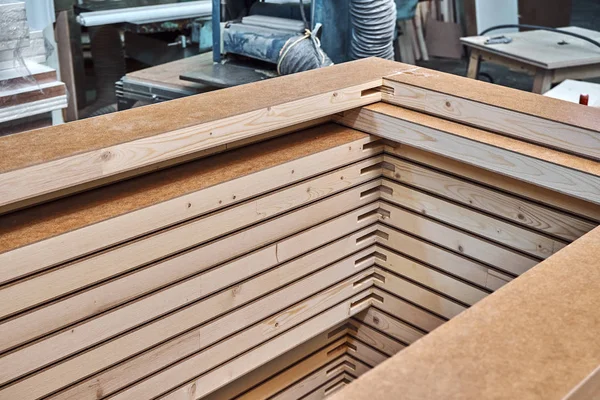 Uma marcenaria. Processo de fabricação de porta de madeira. Folhas de porta empilhadas. Fabricação de mobiliário . — Fotografia de Stock