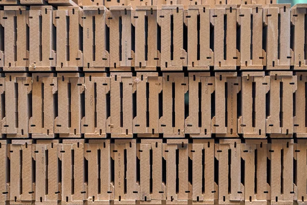 La carpintería. Proceso de fabricación de puertas de madera. Arquitectos de puertas apiladas. Fabricación de muebles . — Foto de Stock