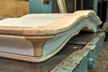 Klasik gardırop taç kalıplama. Ahşap mobilya üretimi. Mobilya imalatı. Close