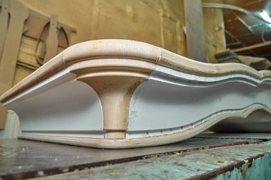 Klasik gardırop taç kalıplama. Ahşap mobilya üretimi. Mobilya imalatı. Close