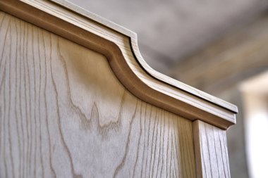 Ahşap başlık bina süreci. Ahşap mobilya üretim süreci. Mobilya imalatı. Close