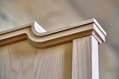 Ahşap başlık bina süreci. Ahşap mobilya üretim süreci. Mobilya imalatı. Close