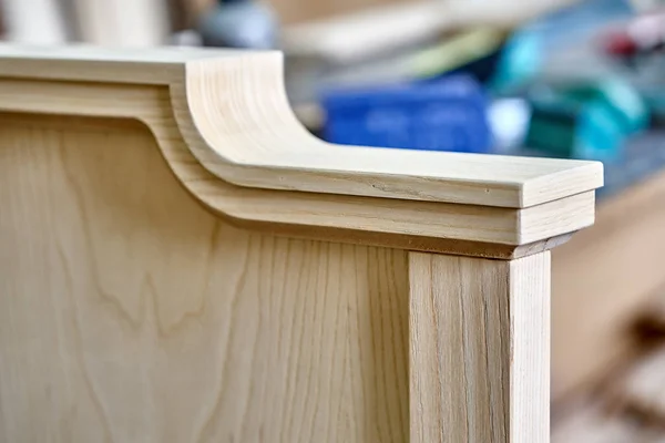 Holzkopfteil Bauprozess. Herstellung von Holzmöbeln. Möbelherstellung. Nahaufnahme — Stockfoto