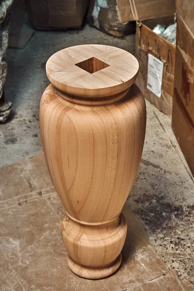 Solidny buk Noga stołu. Proces produkcji mebli drewnianych. Produkcja mebli. Zbliżenie — Zdjęcie stockowe