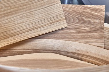 Kül ve meşe kaplama bir rulo. Ahşap doku. Mobilya imalatı. Close