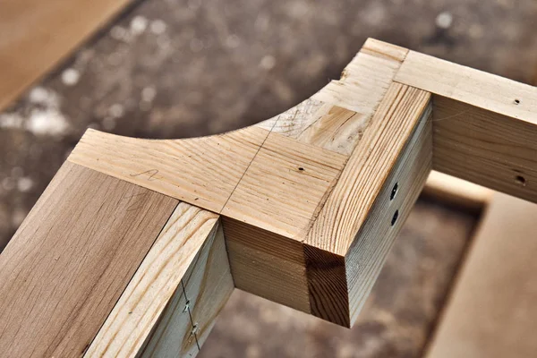 Столярна справа. Дерев'яний процес будівництва ліжка. Процес виробництва дерев'яних меблів. Виготовлення меблів . — стокове фото