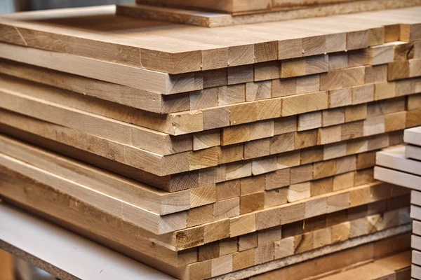 Trä kantlimmade paneler. Trämöbler tillverkningsprocessen. Möbeltillverkning. Närbild — Stockfoto