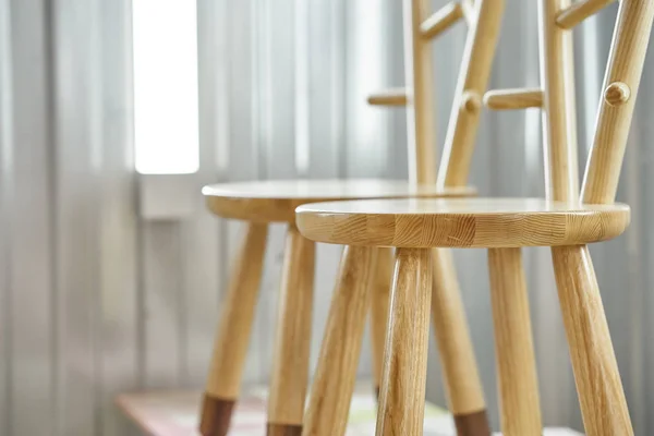 Деревянная мебель. Креативные детские стулья из натурального дерева в камере покраски — стоковое фото