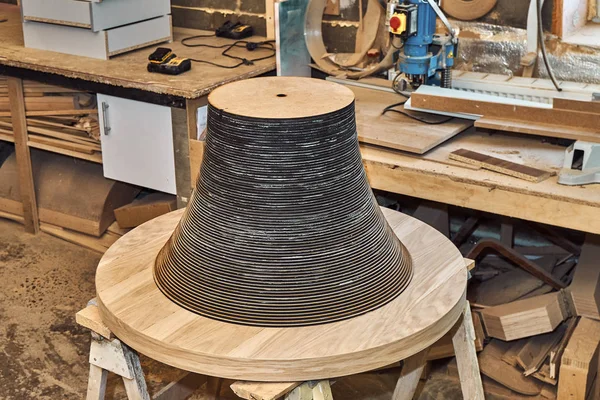 La carpintería. Mesa de centro creativa redonda hecha de mdf y madera natural — Foto de Stock