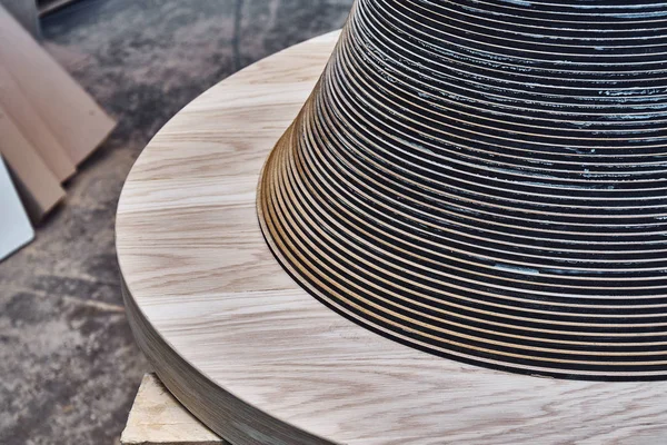 Stolarka. Kreatywny okrągły kształt stolik wykonany z MDF i naturalnego drewna — Zdjęcie stockowe