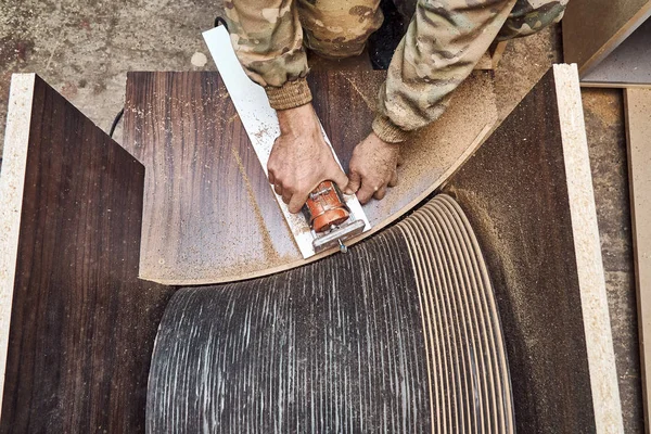 Schreinerei. Gesichtsloser Tischler stellt Holztisch in Werkstatt her — Stockfoto
