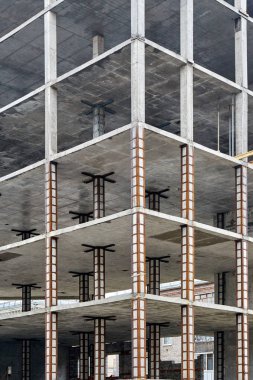 Çok katlı bir apartmanın monolitik inşaatı. Bitmemiş inşaat ve betonarme ev çerçevesi