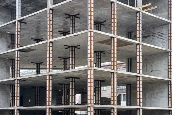 Construção monolítica de um edifício de apartamentos de vários andares. Construção inacabada e estrutura de casa de concreto armado — Fotografia de Stock