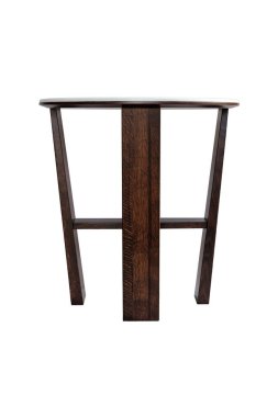 Beyaz zemin üzerinde akrilik masa olan ahşap bir sehpa.