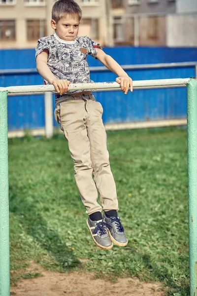 Vista Laterale Completa Del Corpo Del Ragazzo Preadolescente Concentrato Abiti — Foto Stock