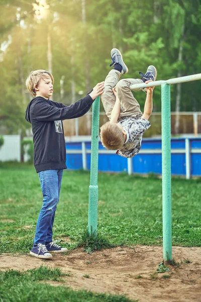 Tam Vücut Boy Konuşuyor Okul Bahçesinde Oynarken Küçük Kardeşine Baş — Stok fotoğraf