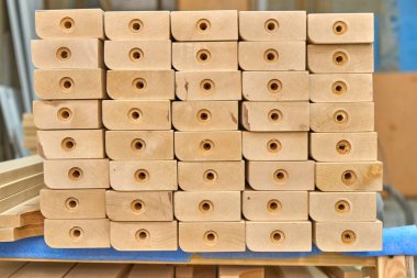 Doğramacılık. Tahta masa bacakları. Atölyede istiflenmiş tahta masa bacakları. Mobilya üretimi