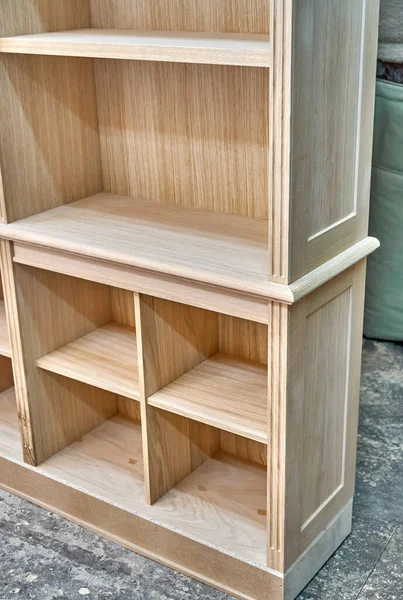 近代的な関節 ワークショップでの生産の過程で木製の本棚 家具製造業 — ストック写真
