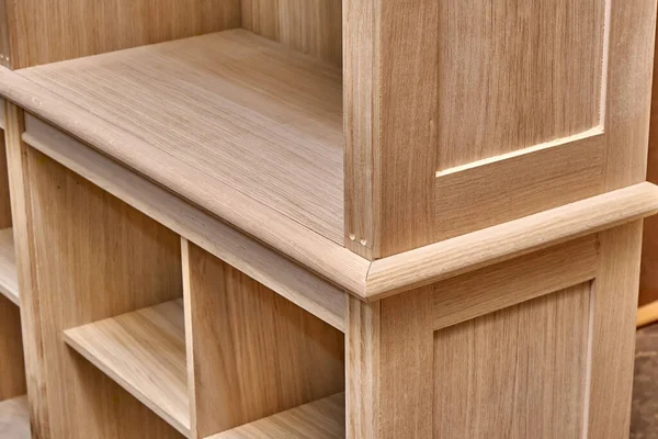 현대의 Wooden Bookcase 워크숍에서 제작중이다 클로즈업 — 스톡 사진
