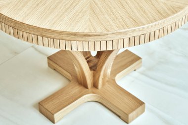 Yuvarlak şekilli ahşap masa yakın plan. Yüksek açı. Modern mobilya