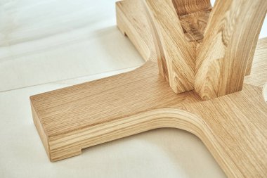 Yuvarlak masa, sağlam ahşap taban. Yuvarlak şekilli ahşap masa yakın plan. Yüksek açı. Modern mobilya