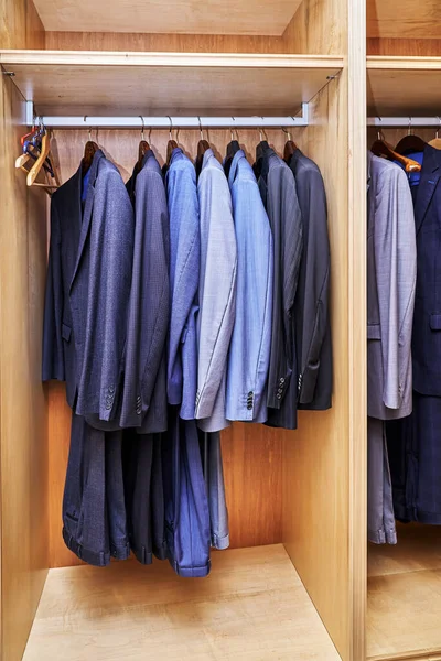 Moderne Esdoorn Kast Met Formele Kostuums Hangers Geplaatst Lichte Kleedkamer — Stockfoto