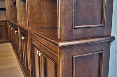 Ev kütüphanesi. Evdeki kütüphaneye yerleştirilmiş boş rafları olan antik ahşap kitaplığın ayrıntıları