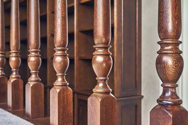 Klasik iç mimari içerikli çağdaş evdeki süslü ahşap balyaların ayrıntılı görünümü