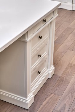 Beyaz ahşap klasik yazı masası.