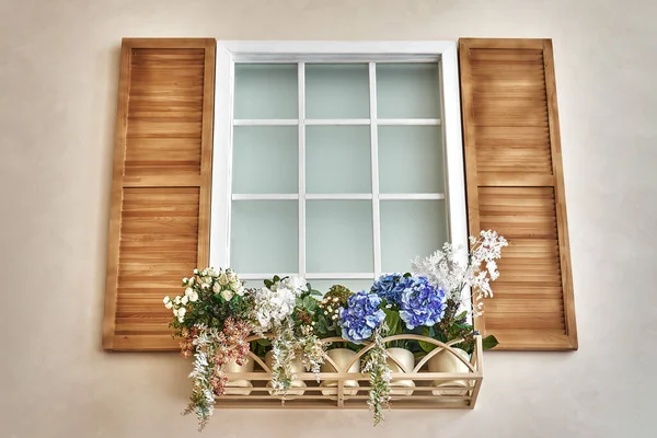 Ventana Interior Imitación Con Persianas Madera Flores Flor Maceta Ornamental — Foto de Stock