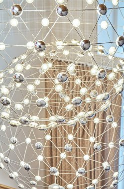 LED lambalı metal çubuklardan yapılmış ağ avizesi. Yakın plan.