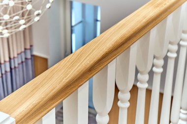 Beyaz balustrade. Balkon ahşap korkuluklar, parlak büyük bir odada beyaz balyalarla.