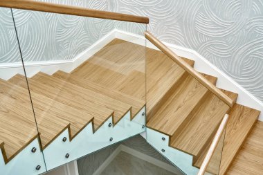 Cam parmaklıklı ahşap merdiven ve ahşap korkuluklar. Yukarıdan görüntüle