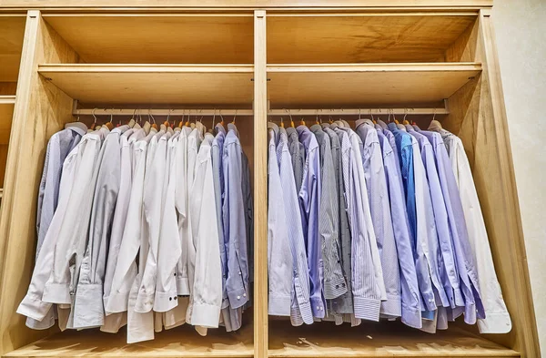 Camisas Los Hombres Están Colgando Vestidor Armario Madera Armario Madera —  Fotos de Stock