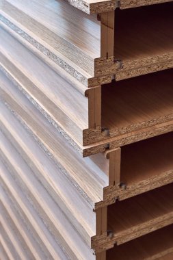 Dolu kabine üsleri. Veneer yonga kabinesi üsleri. Ahşap mobilya üretimi. Mobilya imalatı. Yakın plan.