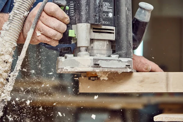 Tischler Mit Elektrischer Oberfräse Bei Der Arbeit Fräsprozess Der Küchenarbeitsplatte — Stockfoto