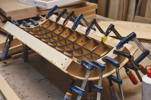 Snickerier Plywood Böjning Process Närbild Limning Och Fastspänning Böj Träpanel — Stockfoto