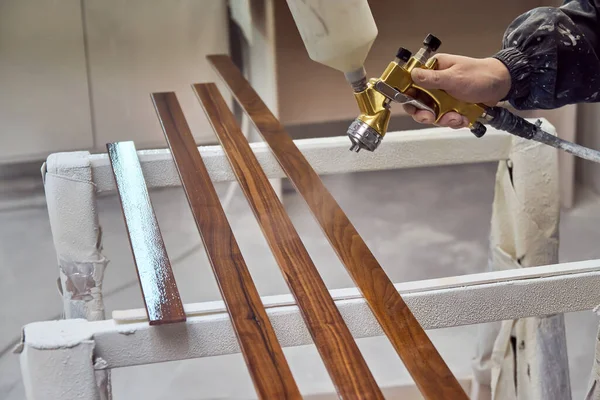 Mann Bemalt Möbeldetails Einer Sprühkabine Arbeiter Mit Spritzpistole Möbelherstellung Herstellung — Stockfoto
