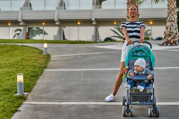 Pieno Corpo Donna Felice Con Bambino Carino Nel Passeggino Piedi — Foto Stock