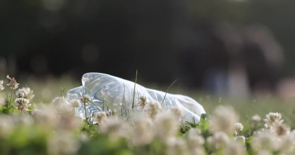 Close Man Yellow Gloves Recycle Sign Who Picks Plastic Bottle — Stock Video