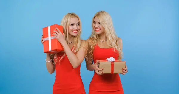 Kız kardeşinden bir hediye aldı ve kutuda ne olduğunu tahmin etmeye çalışıyor..