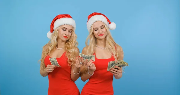 İki kız kardeş parayı paylaşır. Noel Tatilleri.