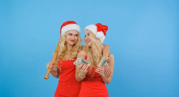 Serseri kızlar bankadan çalınan paraya bayılıyor..