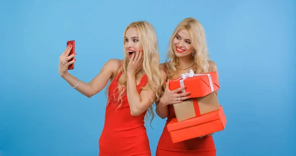 Kızlar bir yığın Noel hediyesiyle selfie çeker..