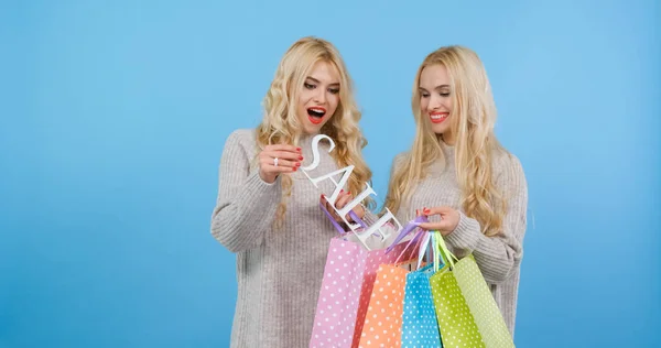 Kızlar ucuza bir sürü şey alabildikleri için şaşırdılar..