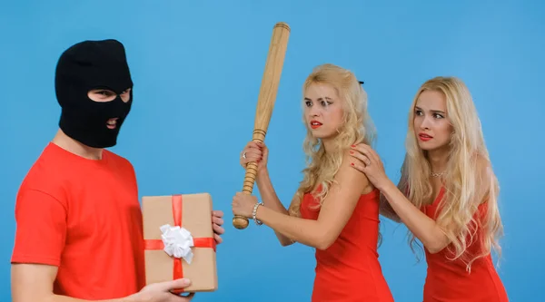 İki güzel kız, bir dolandırıcının elinden hediyeyi alır..