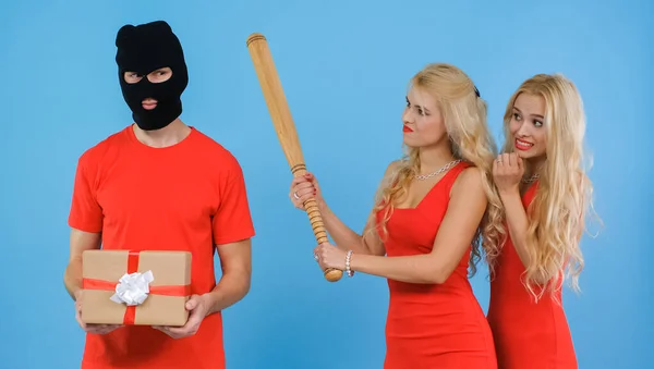 İki sarışın, çalıntı hediyeyi almak için bir dolandırıcıyı tehdit ediyor..