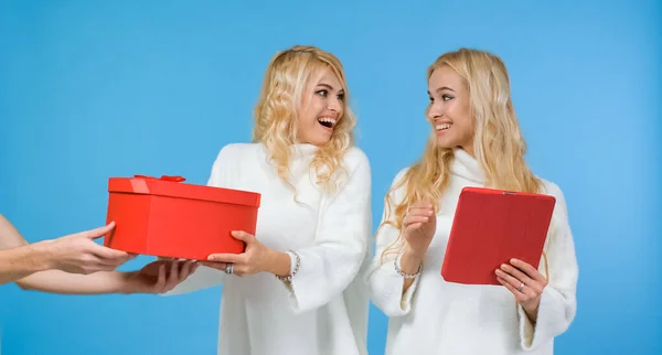 Kızlar çevrimiçi bir mağazadan bir paket aldılar..