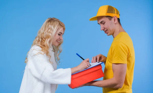 Güzel sarışın bir kız bir kuryeden paket kabul ediyor..